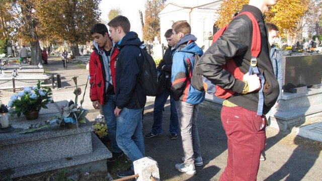 Umarłych wieczność dotąd trwa, dokąd pamięcią im się płaci…